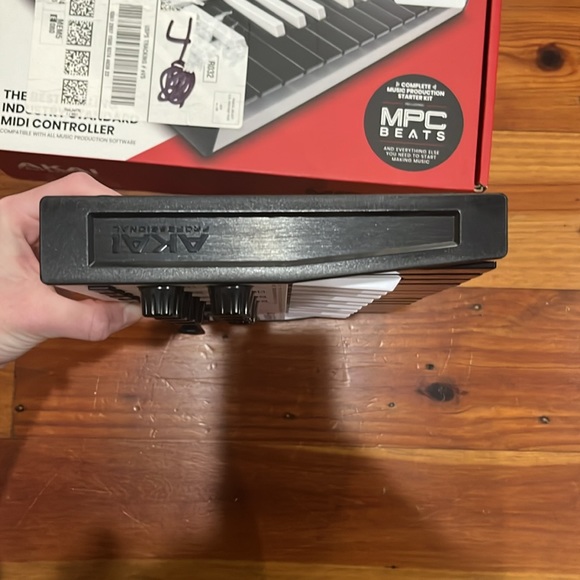 MPK mini special edition white. Compact keyboard and pad controller - Picture 3 of 8